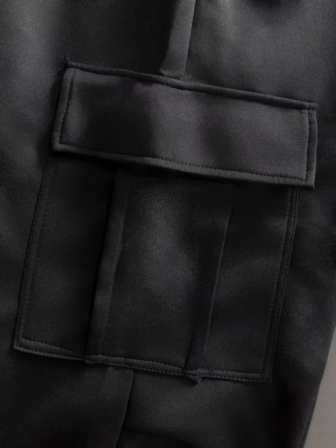 Next day shipment P360 Stone lsland/Stone Island Exclusively launches 25ss autumn and winter new high-quality trousers. Compare real-life details at will. Craftsmanship that ordinary small workshops cannot copy. Top-level ZP development. Unique imported fabric feel. Purely imported German machine production. Precision operation. Ten thousand needle density. A pair of trousers with rich details. You can see the development strength. A full set of new accessories are customized simultaneously. Simple yet elegant. Soft, delicate and comfortable. The upper body is versatile and fashionable. A perfect choice for autumn and winter, a must-have item. Sizes: M to 3XL (please state your height and weight when placing an order)